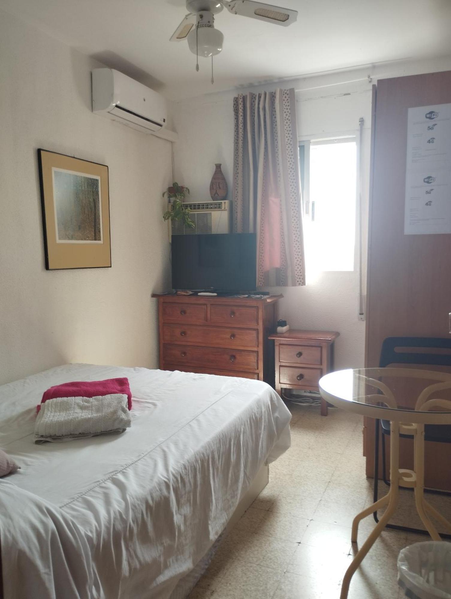 Habitaciones Privadas Con Cama Doble En Sevilla ภายนอก รูปภาพ