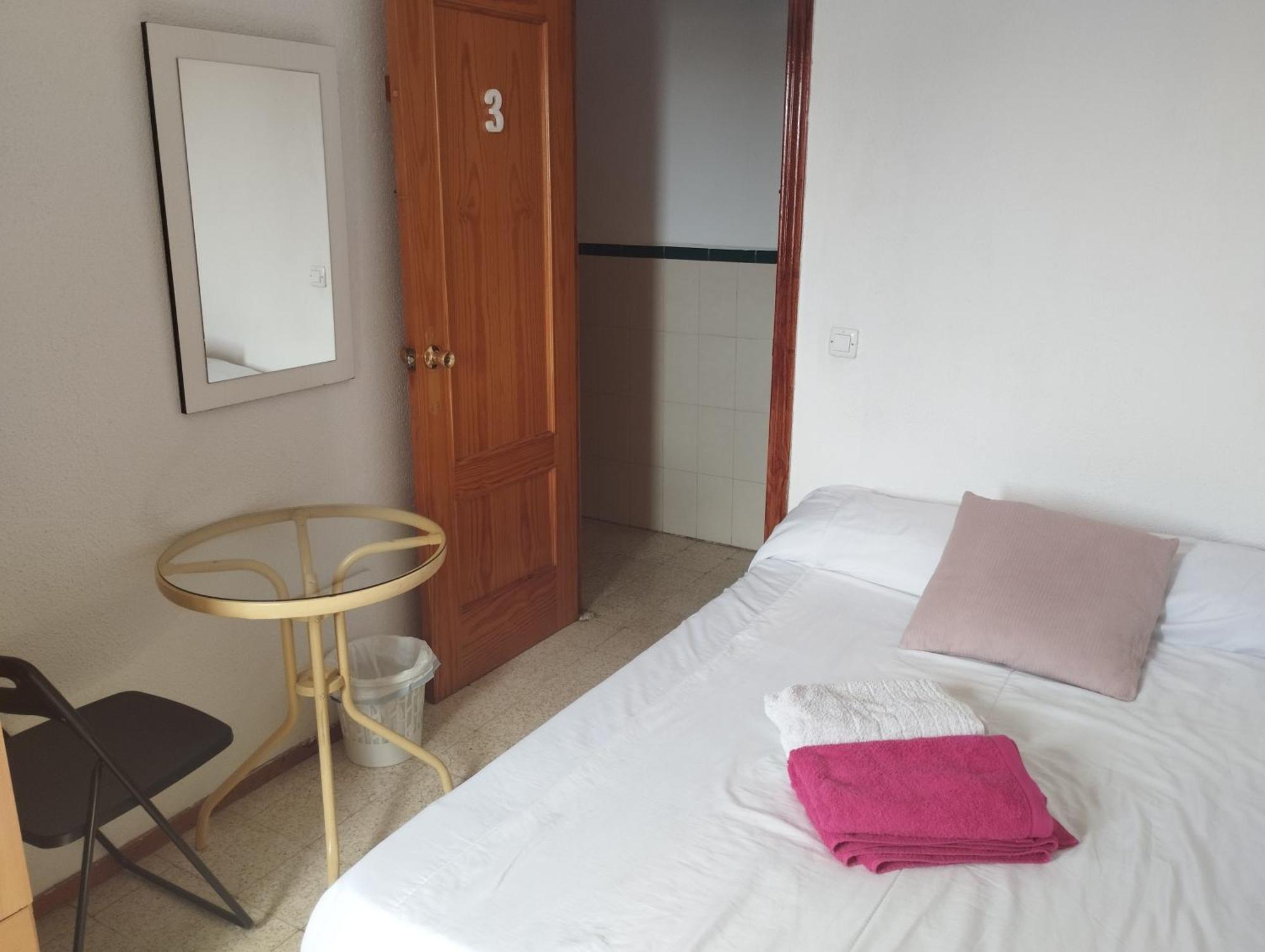 Habitaciones Privadas Con Cama Doble En Sevilla ภายนอก รูปภาพ